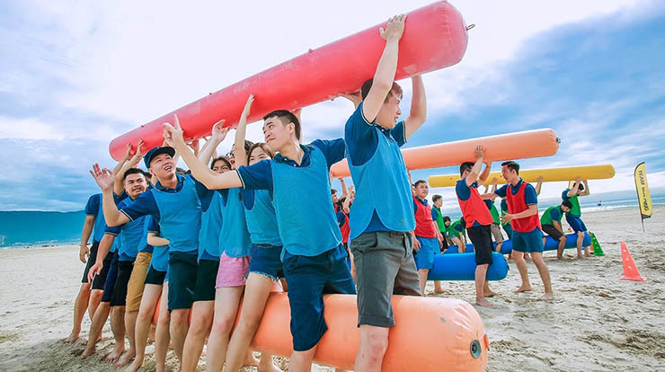 Trò chơi team building ngoài trời cuộc chiến sinh tử