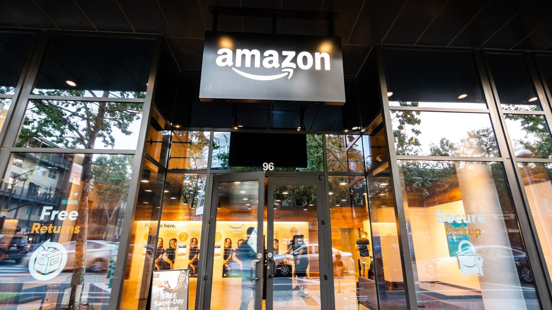 Amazon sử dụng Big Data để tối ưu hóa dự báo nhu cầu thị trường trong mùa cao điểm