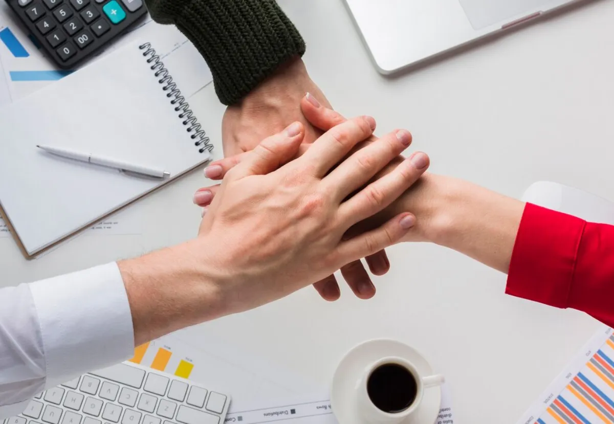 đánh giá gắn kết nhân viên bằng ai